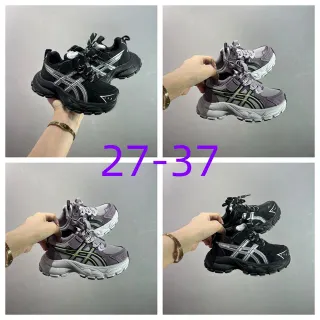 ASICS أسود فضي وسيط عدواني النعل حذاء رياضي كثيف