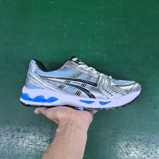 ASICS Gel-Kayano चाँदी और हल्का नीला दौड़ने के जूते