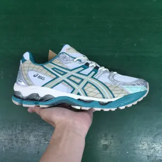 ASICS شبك أبيض أزرق وتركيبة تركيبية متداخلة شريط نمر ملون بلون تيل أحذية جري