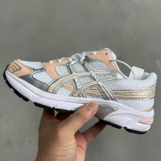 ASICS 白色银色网面鞋面金属覆盖层跑鞋