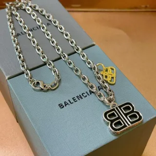 Balenciaga BB चांदी सोना कर्ब चेन काला एनामेल पेंडेंट नेकलेस