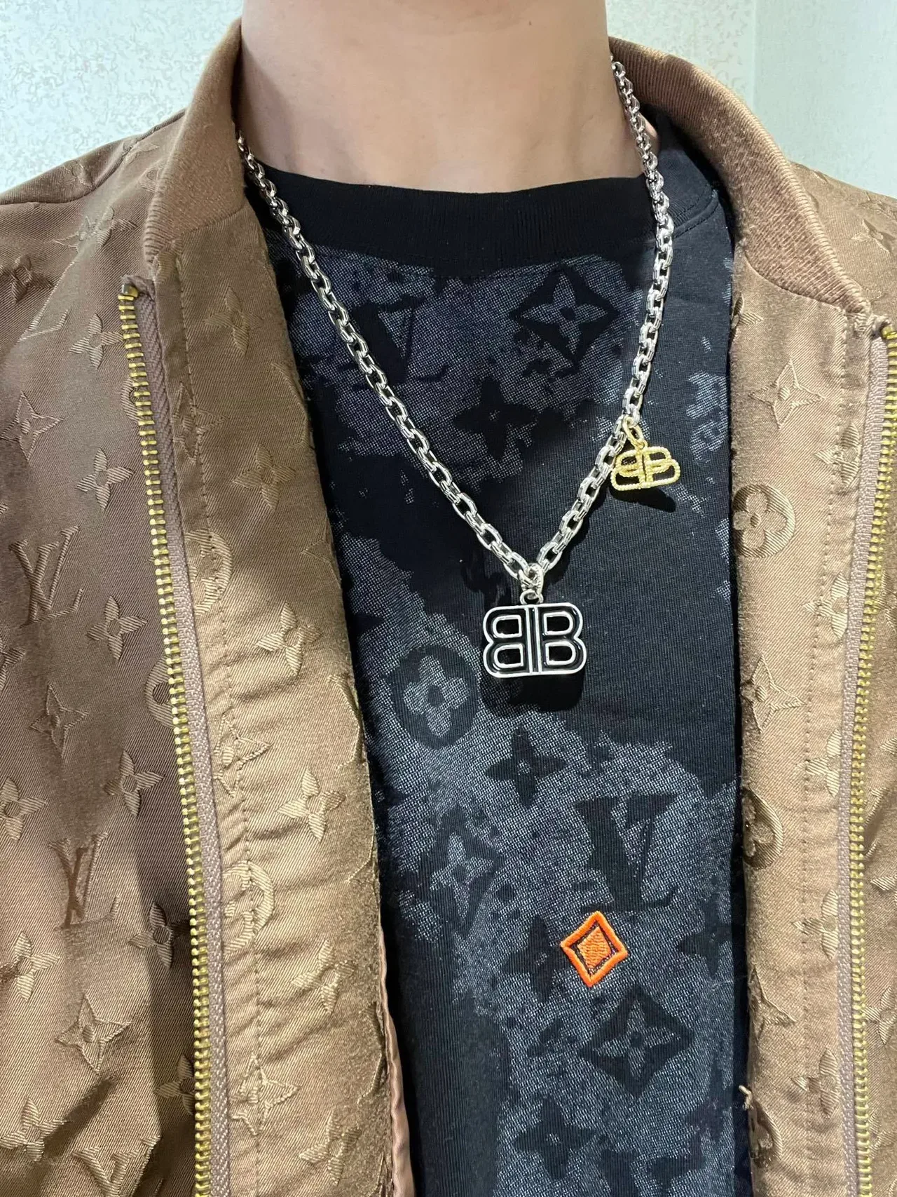 Balenciaga BB রূপালি সোনালি কার্ব চেইন কালো এনামেল পেন্ডান্ট নেকলেস 2