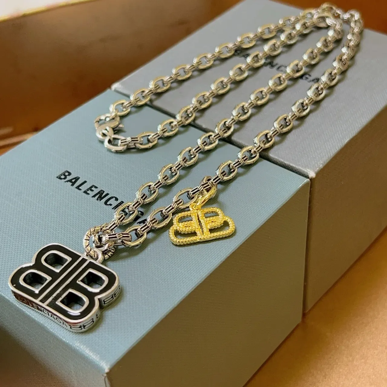 Balenciaga BB রূপালি সোনালি কার্ব চেইন কালো এনামেল পেন্ডান্ট নেকলেস 3