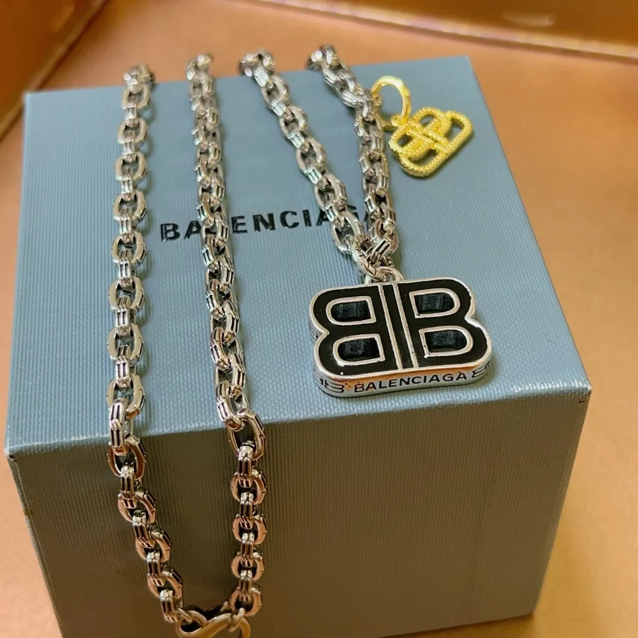 Balenciaga BB রূপালি সোনালি কার্ব চেইন কালো এনামেল পেন্ডান্ট নেকলেস 4