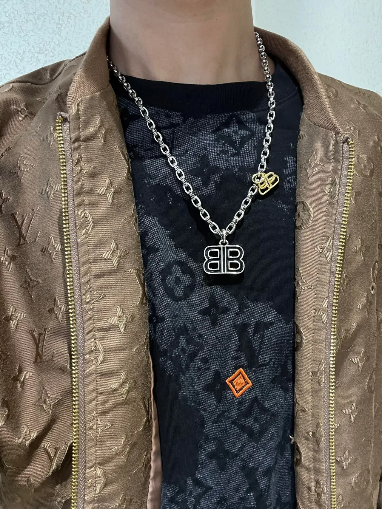 Balenciaga BB রূপালি সোনালি কার্ব চেইন কালো এনামেল পেন্ডান্ট নেকলেস 5