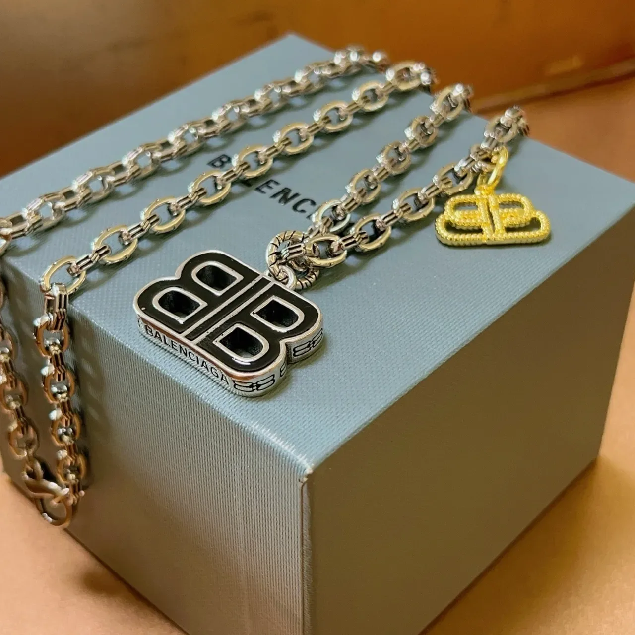 Balenciaga BB রূপালি সোনালি কার্ব চেইন কালো এনামেল পেন্ডান্ট নেকলেস 6
