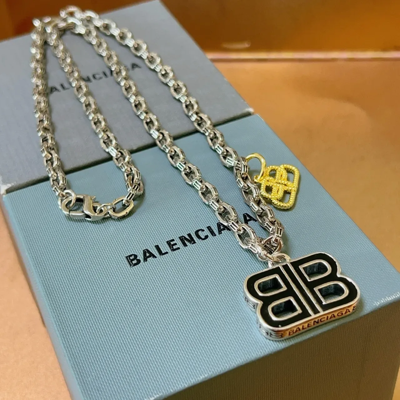 Balenciaga BB রূপালি সোনালি কার্ব চেইন কালো এনামেল পেন্ডান্ট নেকলেস 7