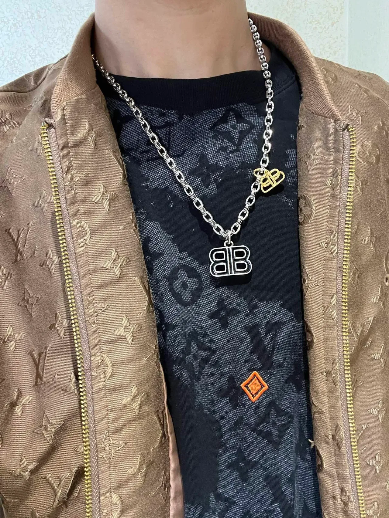 Balenciaga BB রূপালি সোনালি কার্ব চেইন কালো এনামেল পেন্ডান্ট নেকলেস 8