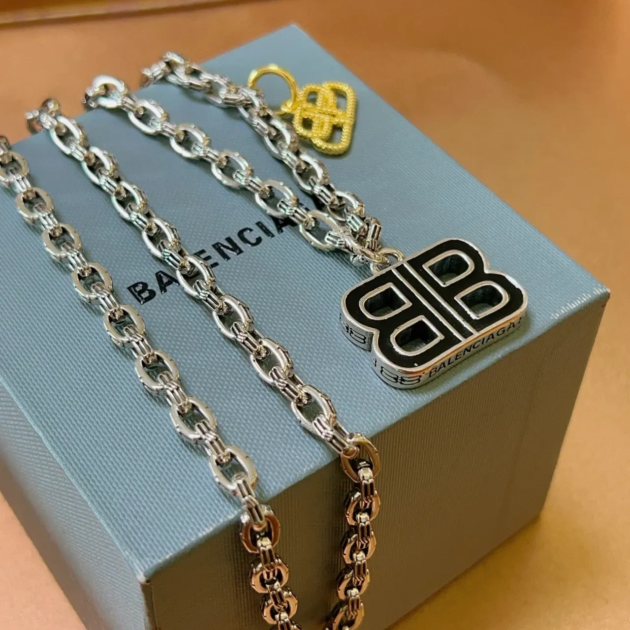 Balenciaga BB রূপালি সোনালি কার্ব চেইন কালো এনামেল পেন্ডান্ট নেকলেস 9
