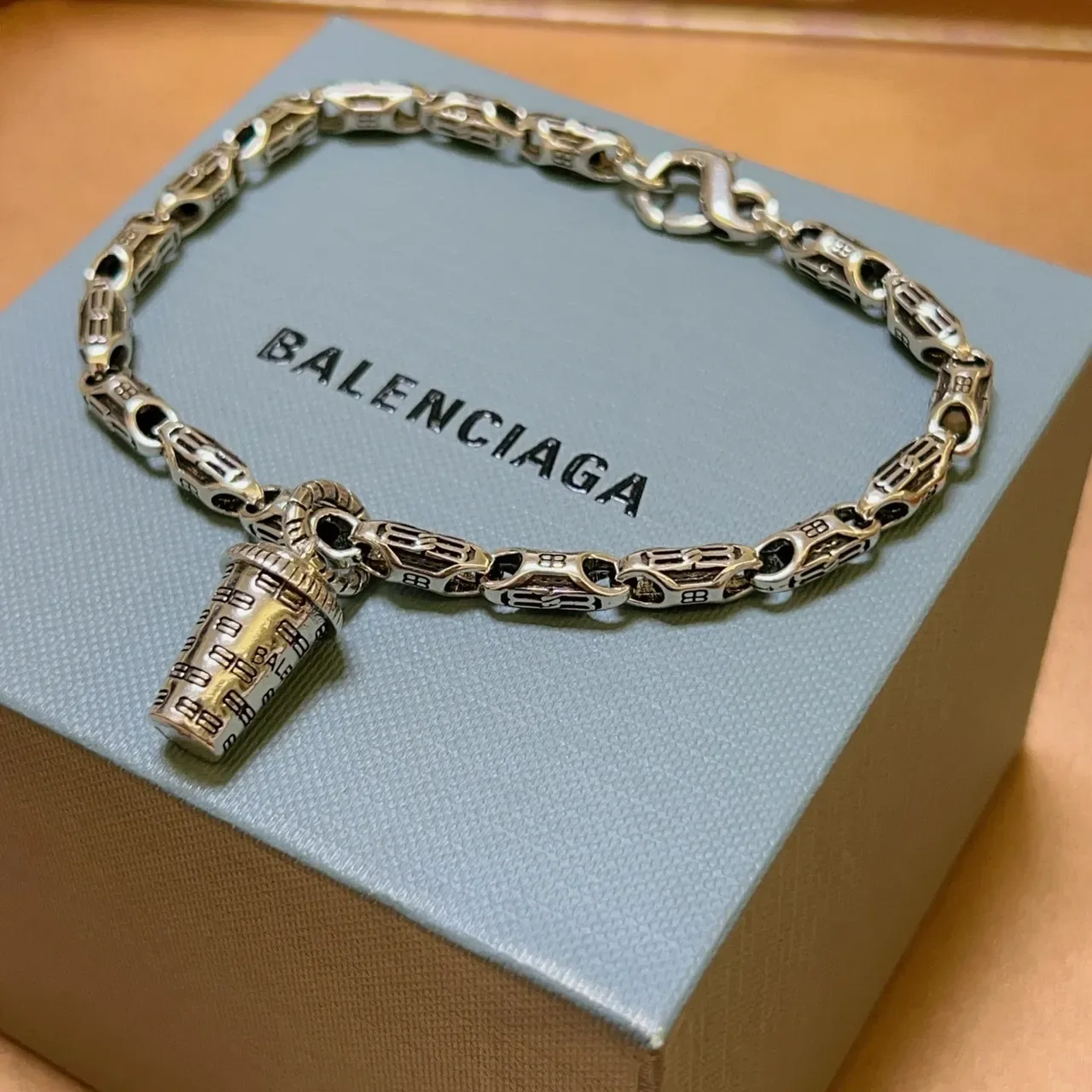 Balenciaga pulsera de metal motivo de copa plateada 2