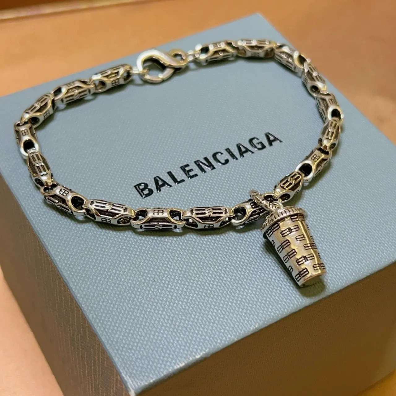 Balenciaga pulsera de metal motivo de copa plateada 3