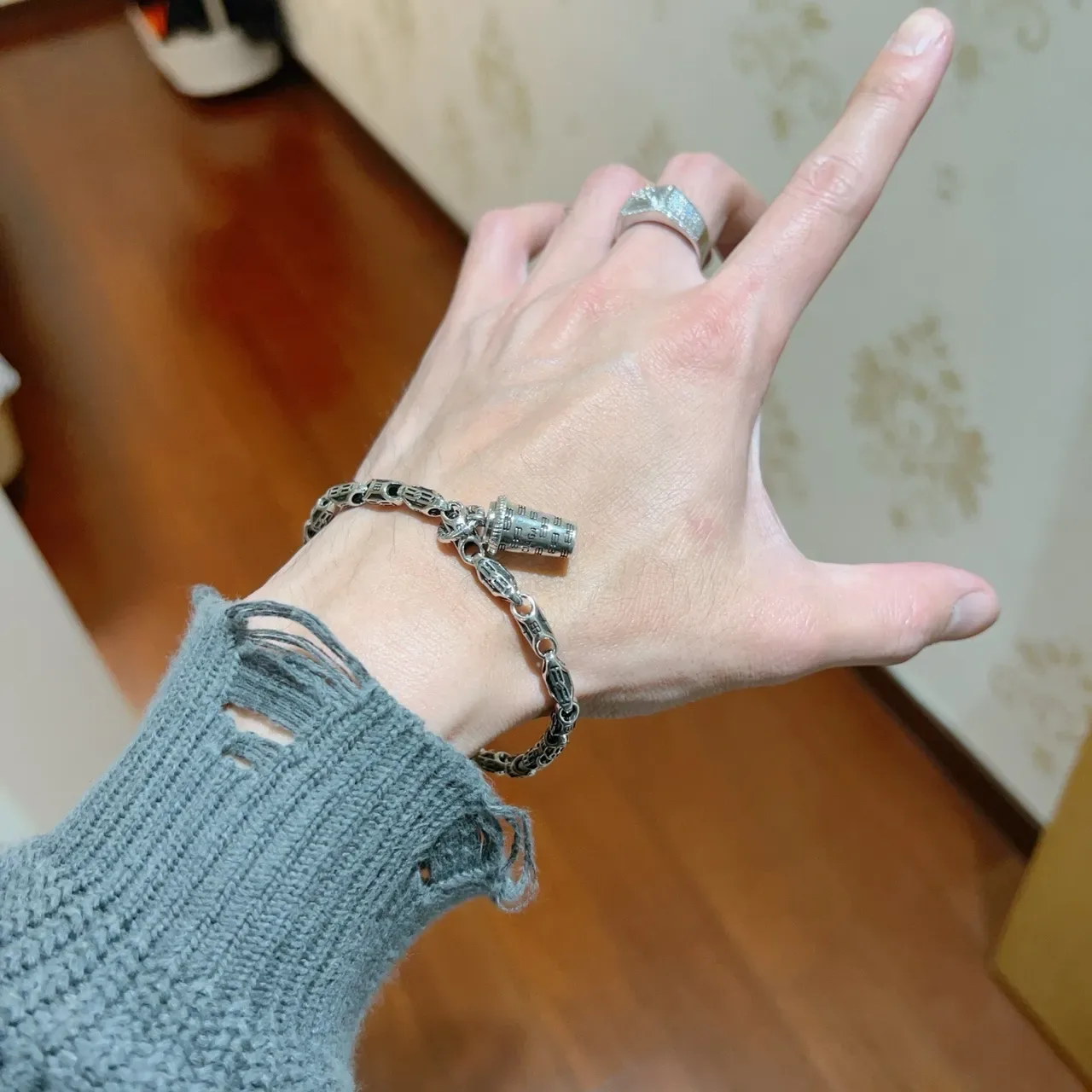 Balenciaga pulsera de metal motivo de copa plateada 4