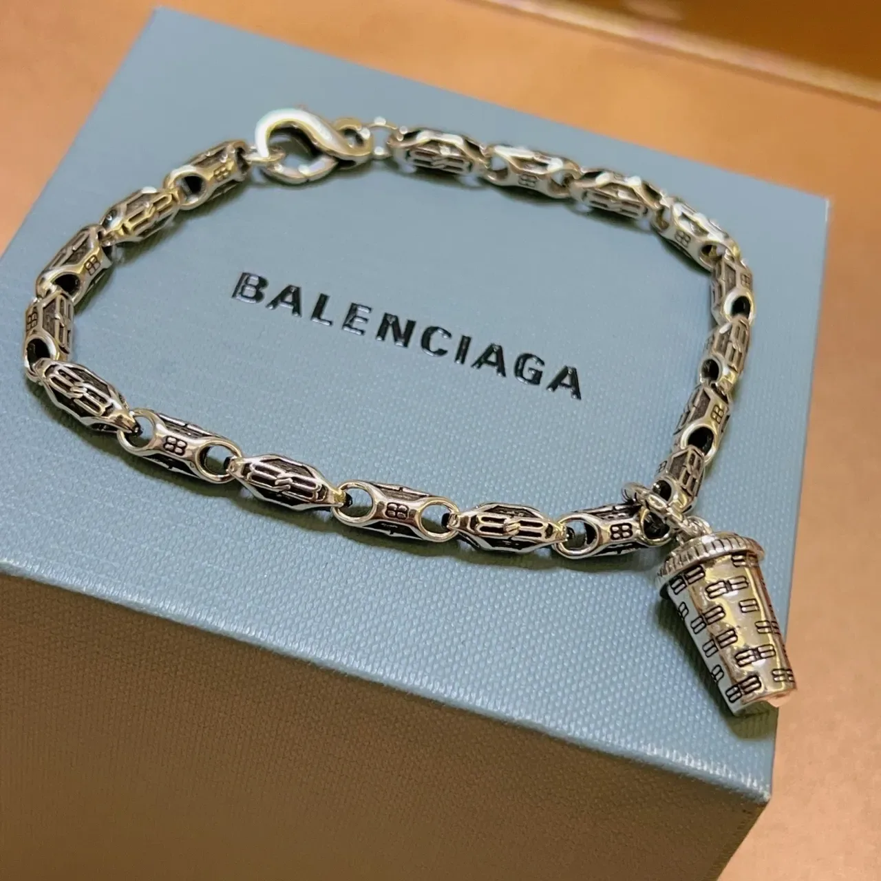 Balenciaga pulsera de metal motivo de copa plateada 6