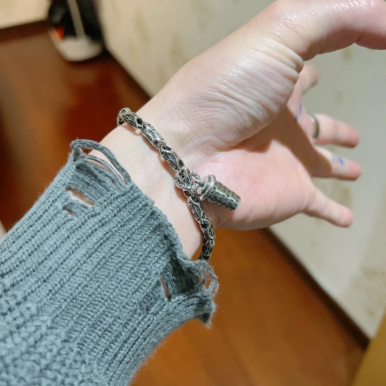 Balenciaga pulsera de metal motivo de copa plateada 7