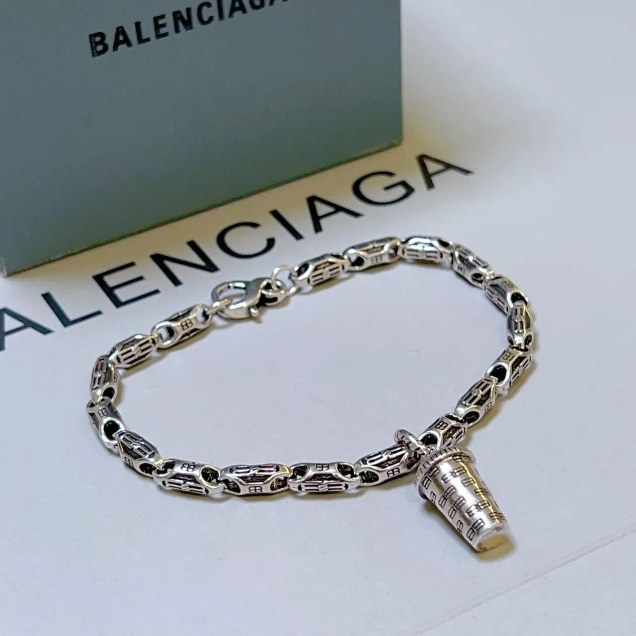 Balenciaga pulsera de metal motivo de copa plateada 9