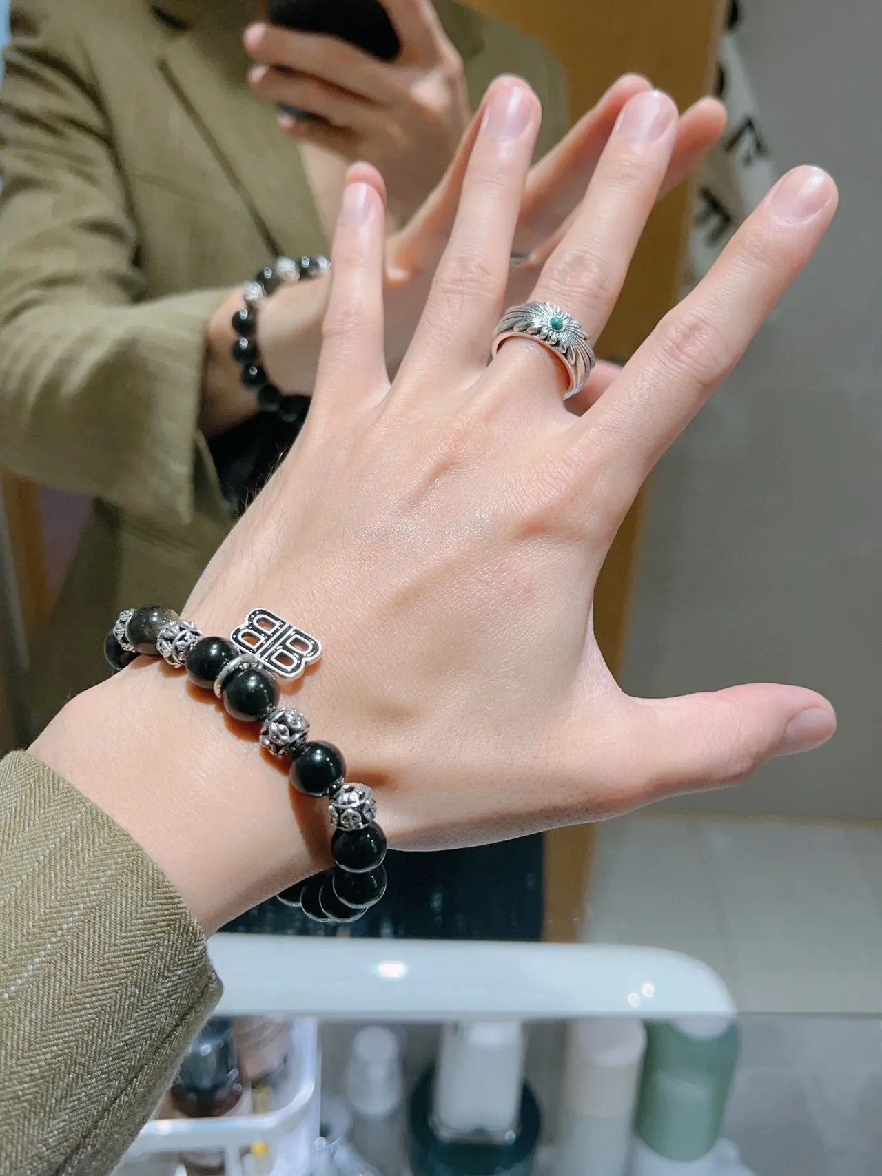 Balenciaga Double-B 吊坠手链 黑色银色 珠串字母图案手链 5