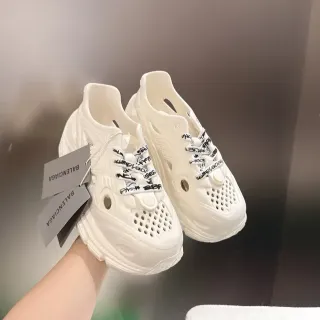 Balenciaga Runner सफेद मोल्डेड रबर पर्फोरेटेड चंकी स्नीकर