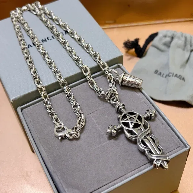 巴伦西亚加银色Occult Cross吊坠项链 2