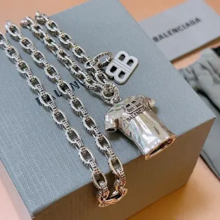 Balenciaga टी-शर्ट पेंडेंट सिल्वर चेन नेकलेस