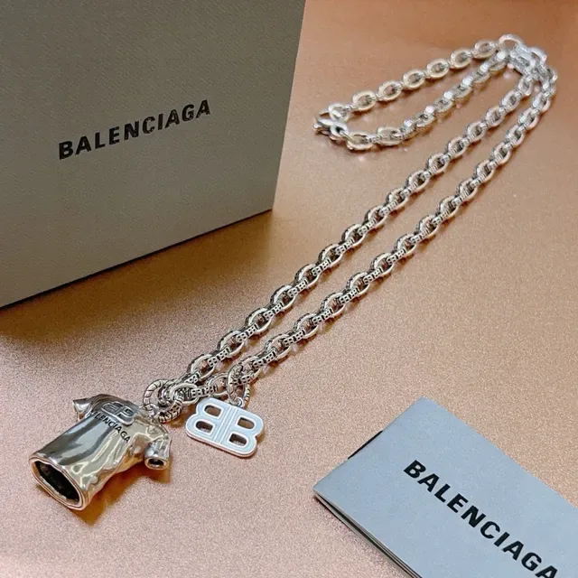 Balenciaga टी-शर्ट पेंडेंट सिल्वर चेन नेकलेस 2