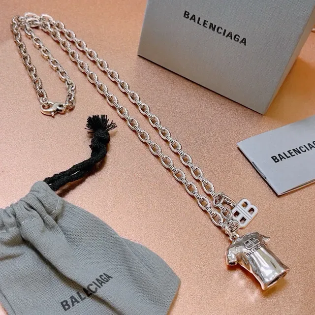 Balenciaga टी-शर्ट पेंडेंट सिल्वर चेन नेकलेस 4