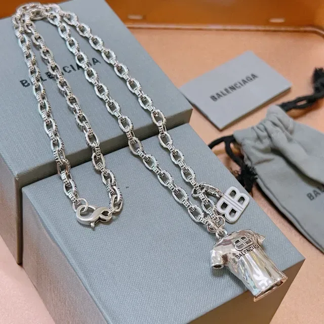 Balenciaga टी-शर्ट पेंडेंट सिल्वर चेन नेकलेस 9