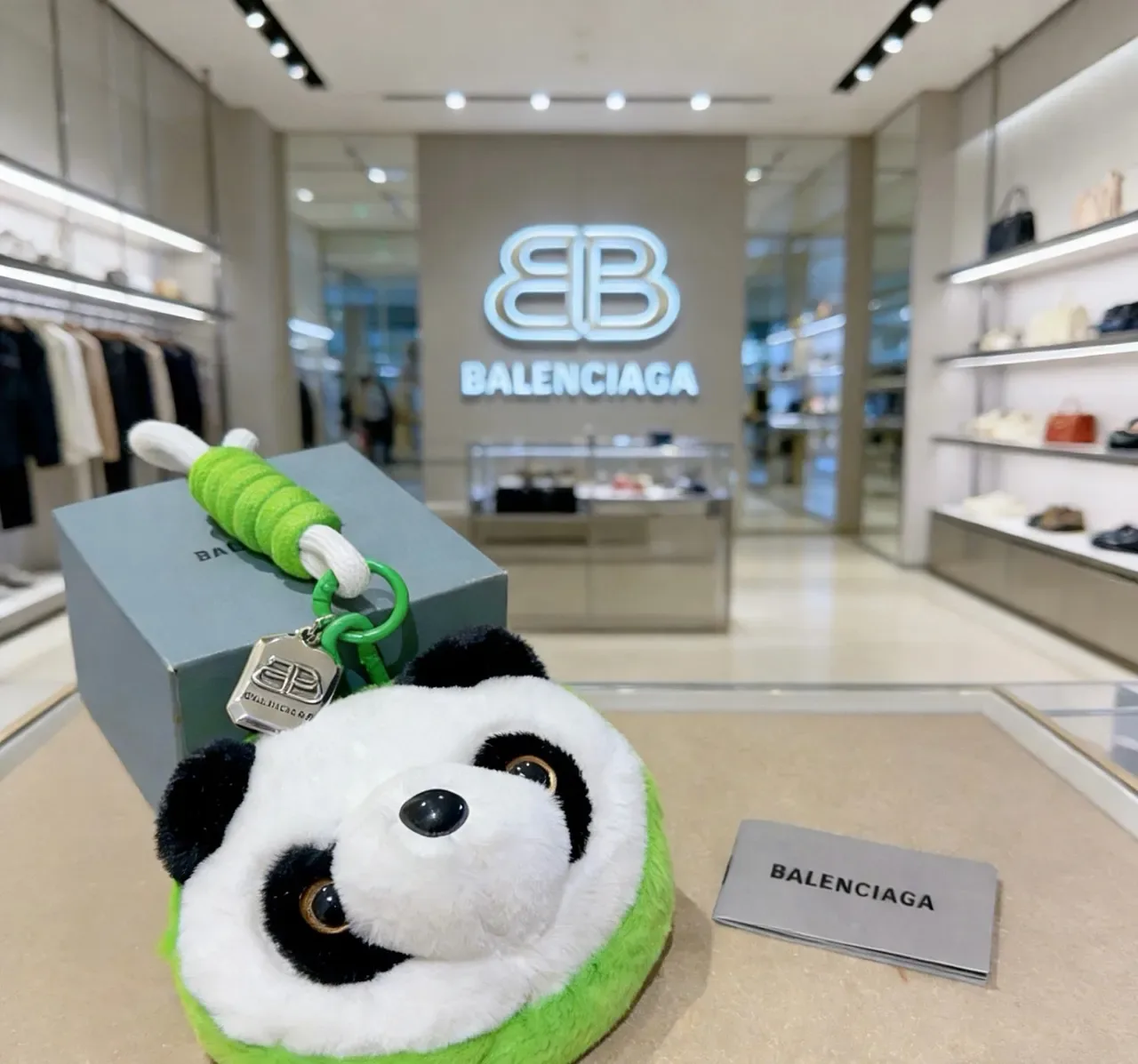 Balenciaga bolso blanco y verde de peluche con cabeza de panda y silueta circular 2