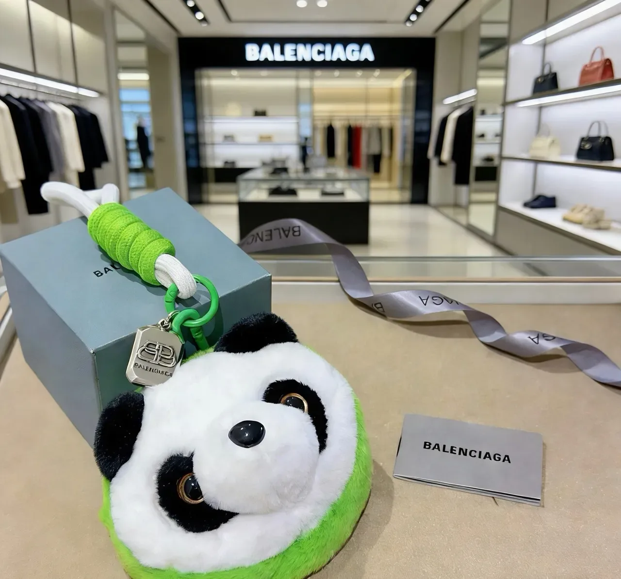 Balenciaga bolso blanco y verde de peluche con cabeza de panda y silueta circular 3