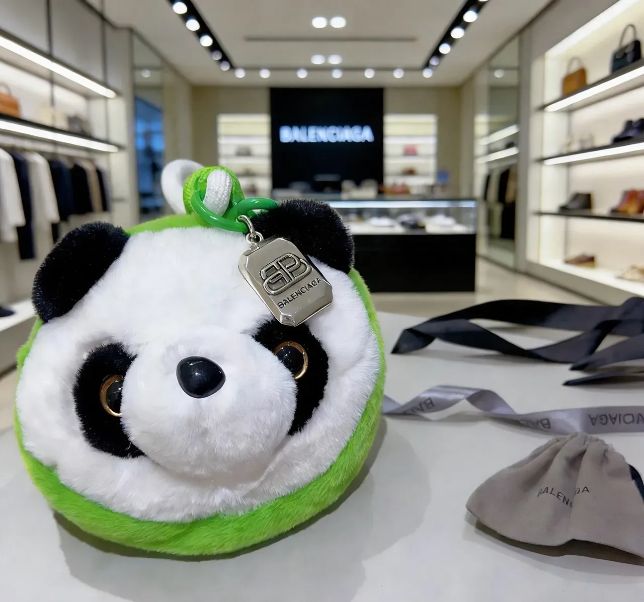 Balenciaga bolso blanco y verde de peluche con cabeza de panda y silueta circular 4