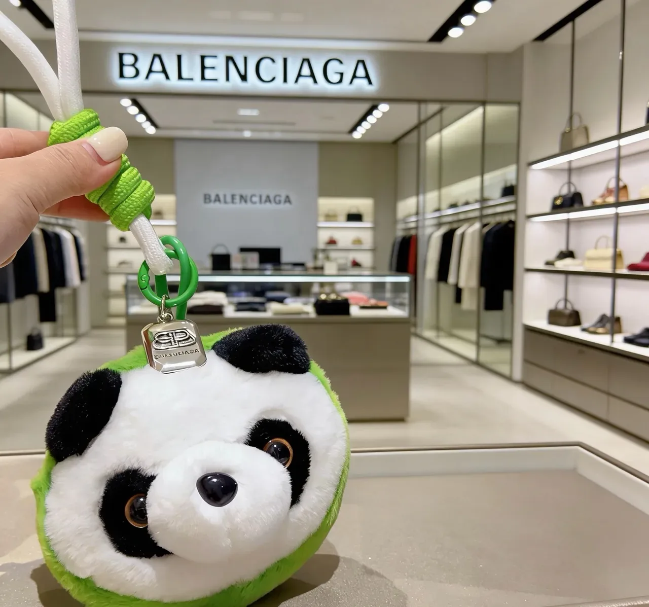 Balenciaga bolso blanco y verde de peluche con cabeza de panda y silueta circular 5