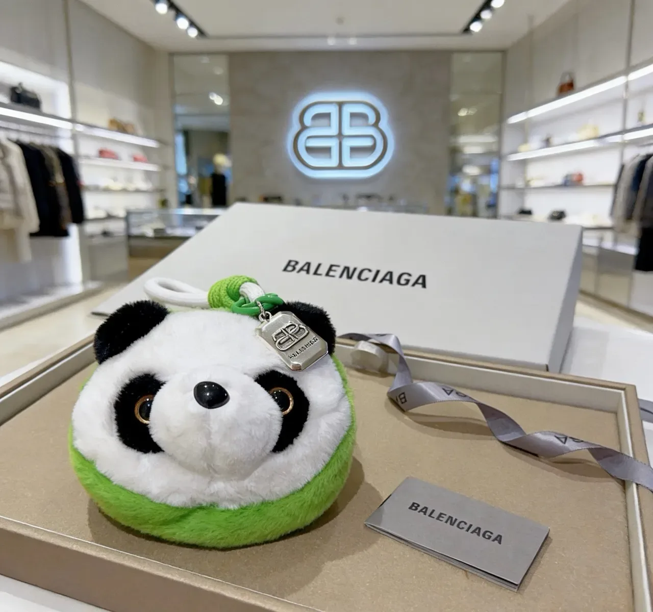 Balenciaga bolso blanco y verde de peluche con cabeza de panda y silueta circular 6