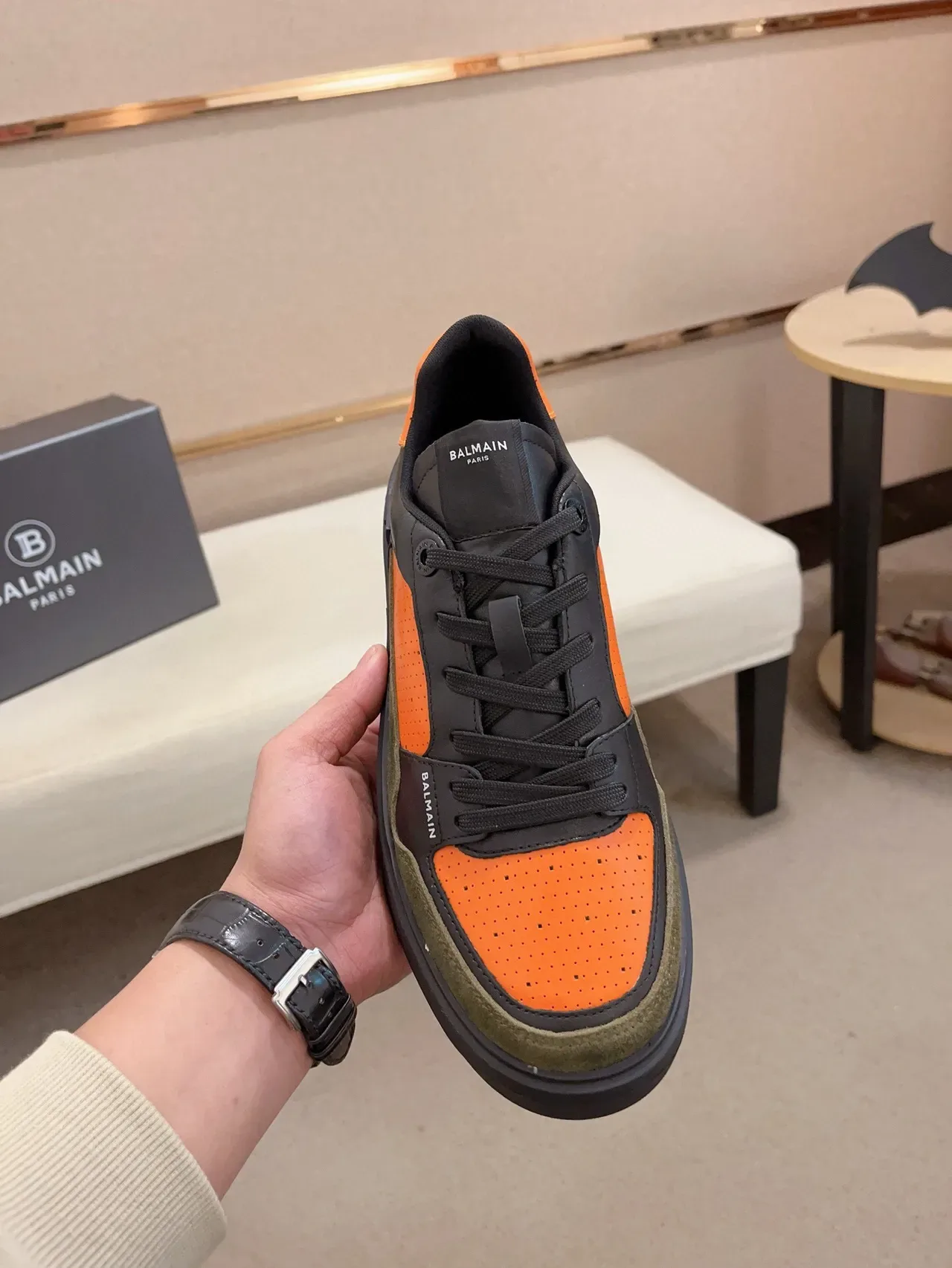 Balmain 黑色橙色厚底鞋面镂空皮革生活方式运动鞋 2