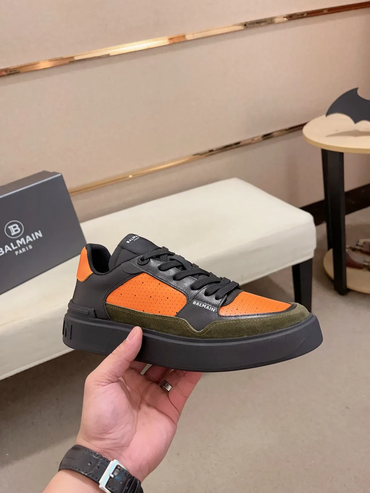 Balmain 黑色橙色厚底鞋面镂空皮革生活方式运动鞋 4