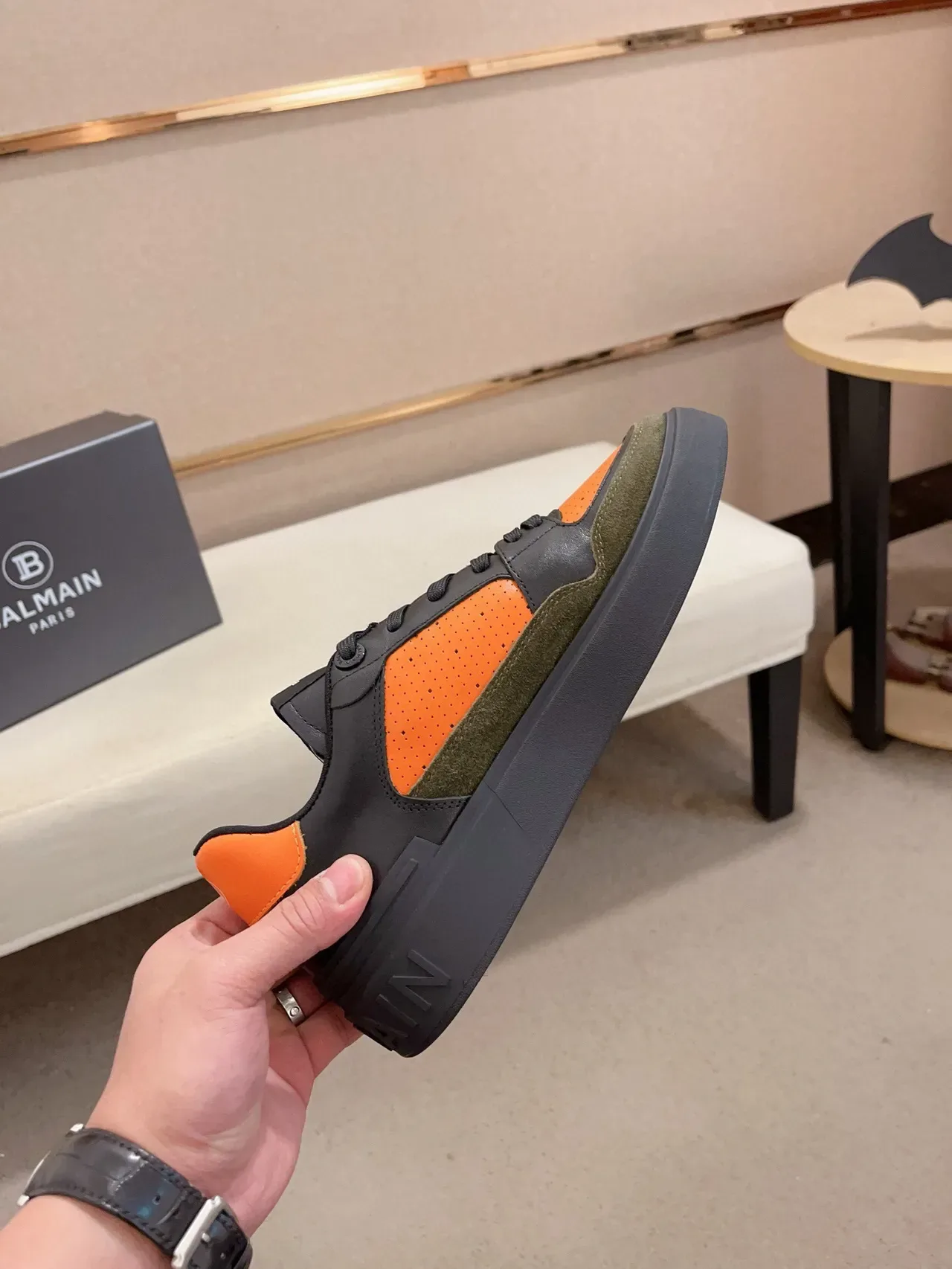 Balmain 黑色橙色厚底鞋面镂空皮革生活方式运动鞋 5