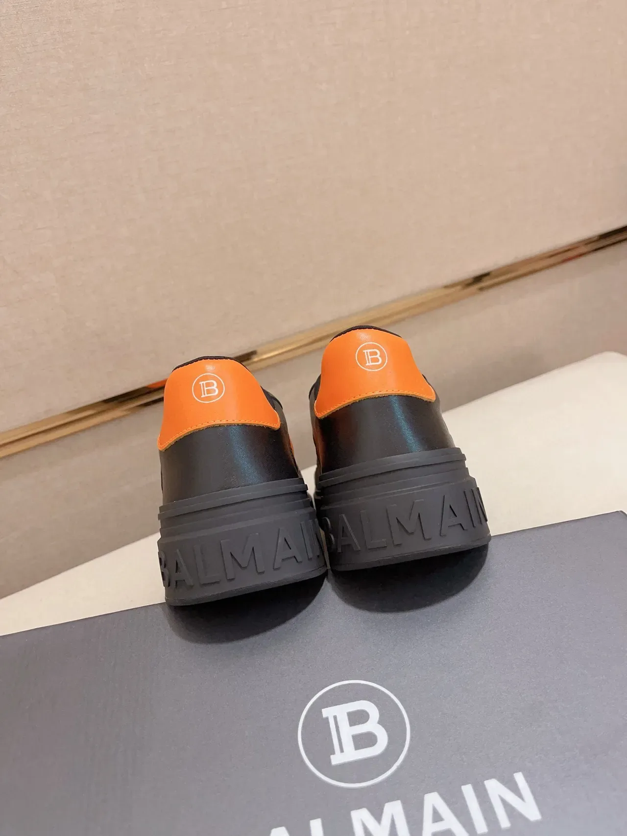 Balmain 黑色橙色厚底鞋面镂空皮革生活方式运动鞋 8
