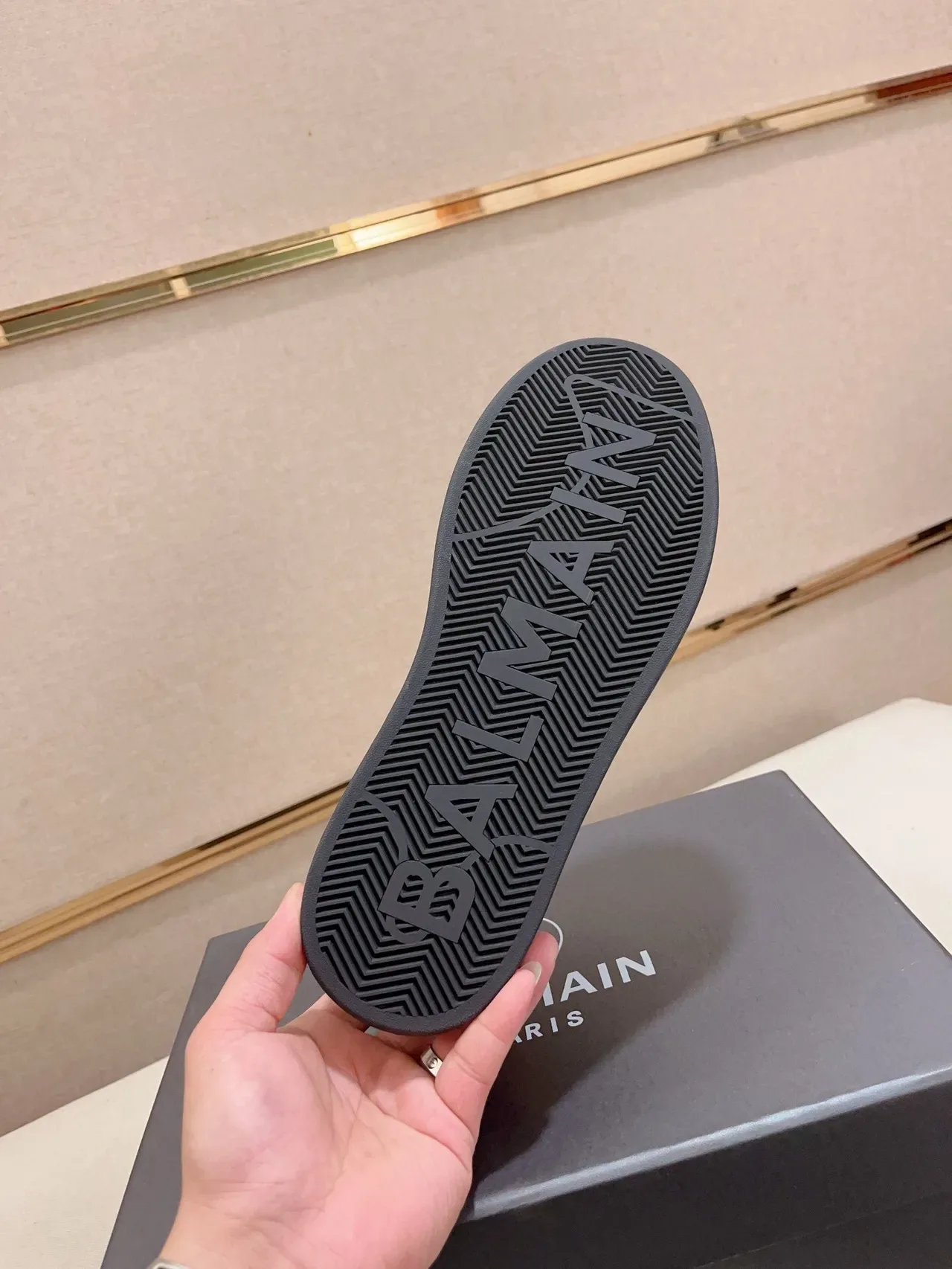 Balmain 黑色橙色厚底鞋面镂空皮革生活方式运动鞋 9