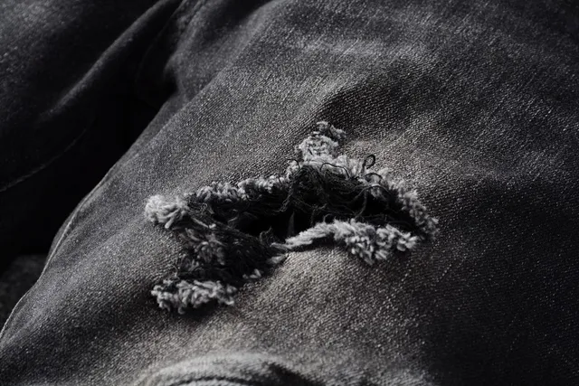 Balmain Pantalon Jean Distressed Noir Style Moto avec Poches à Zipper 5