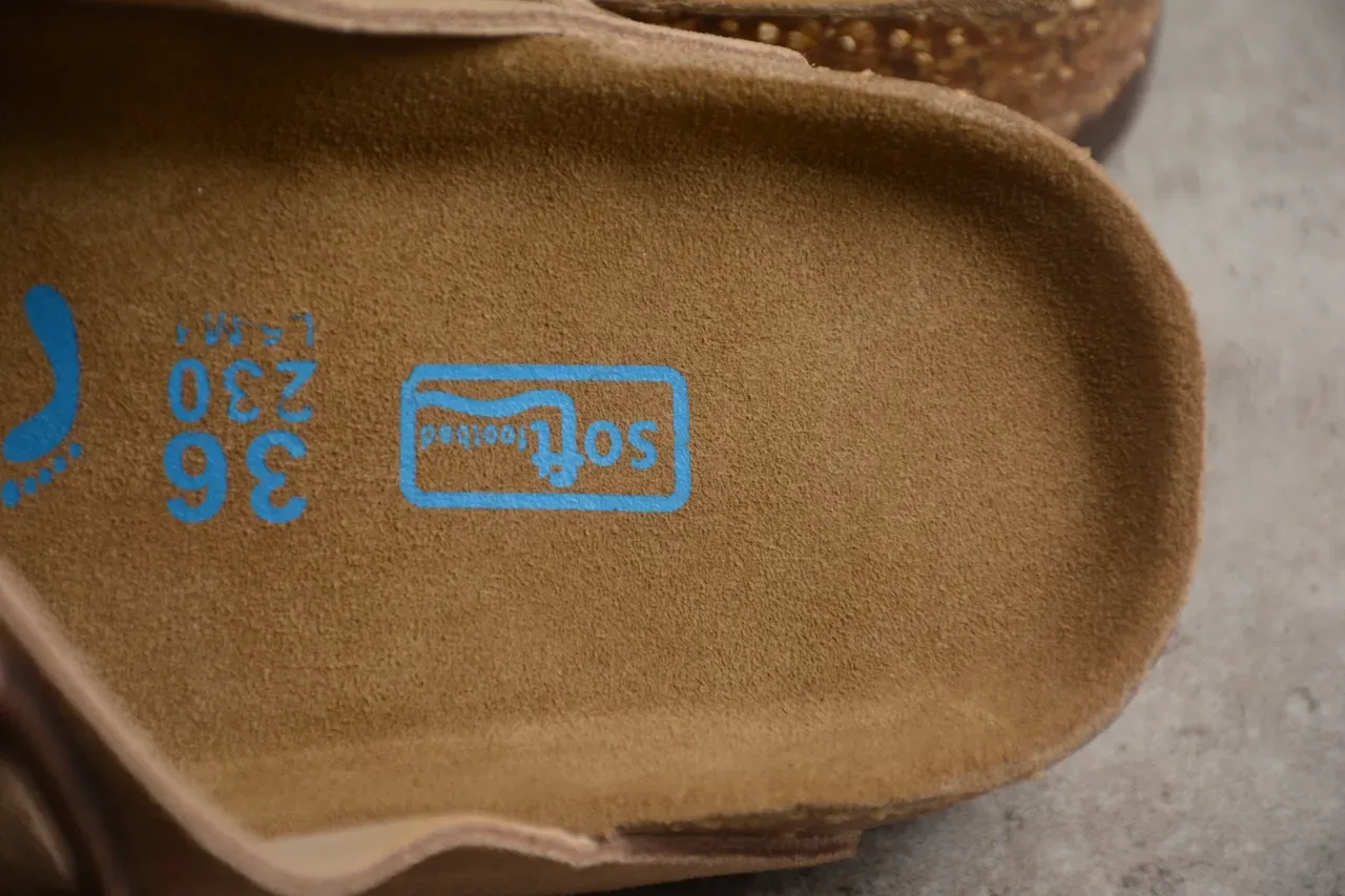 Birkenstock Arizona टैन सूड दो पट्टियों वाली कैजुअल सैंडल 3