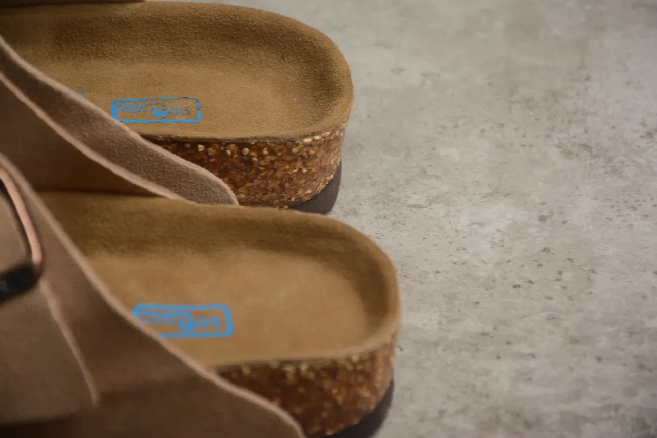 Birkenstock Arizona टैन सूड दो पट्टियों वाली कैजुअल सैंडल 5