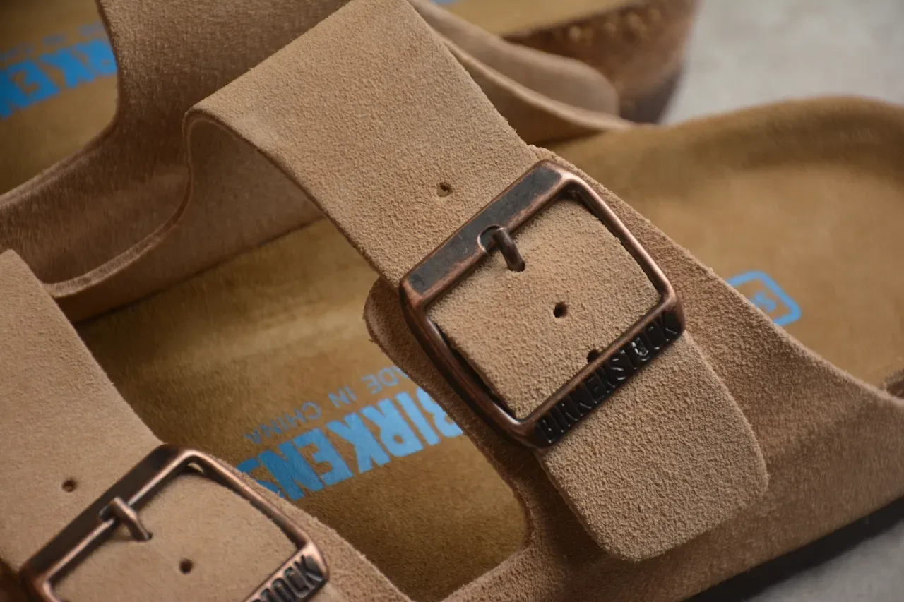 Birkenstock Arizona टैन सूड दो पट्टियों वाली कैजुअल सैंडल 6