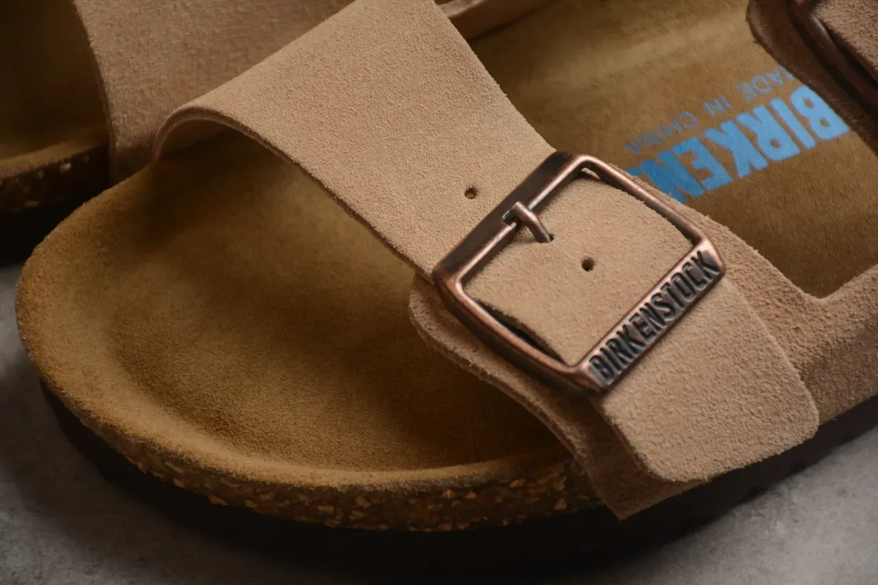 Birkenstock Arizona टैन सूड दो पट्टियों वाली कैजुअल सैंडल 7