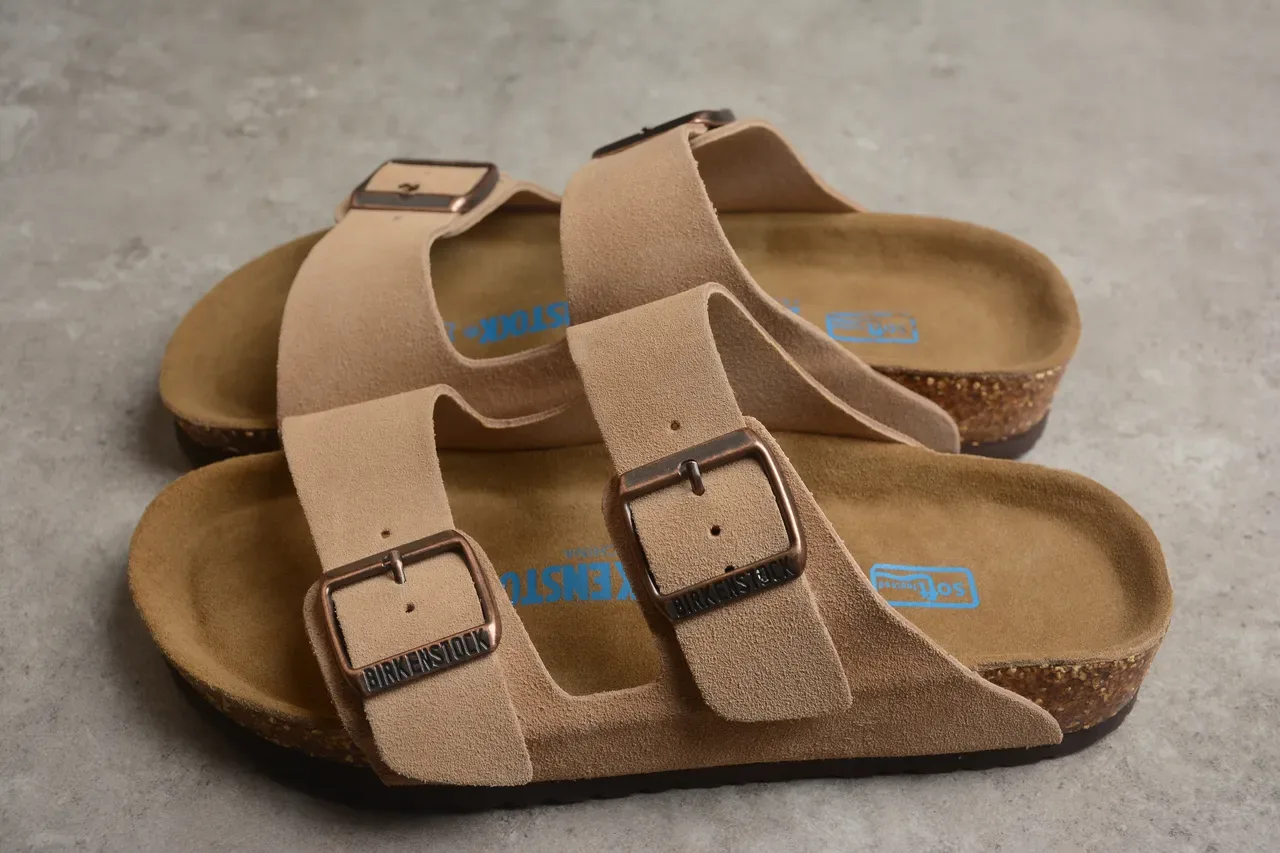 Birkenstock Arizona टैन सूड दो पट्टियों वाली कैजुअल सैंडल 8