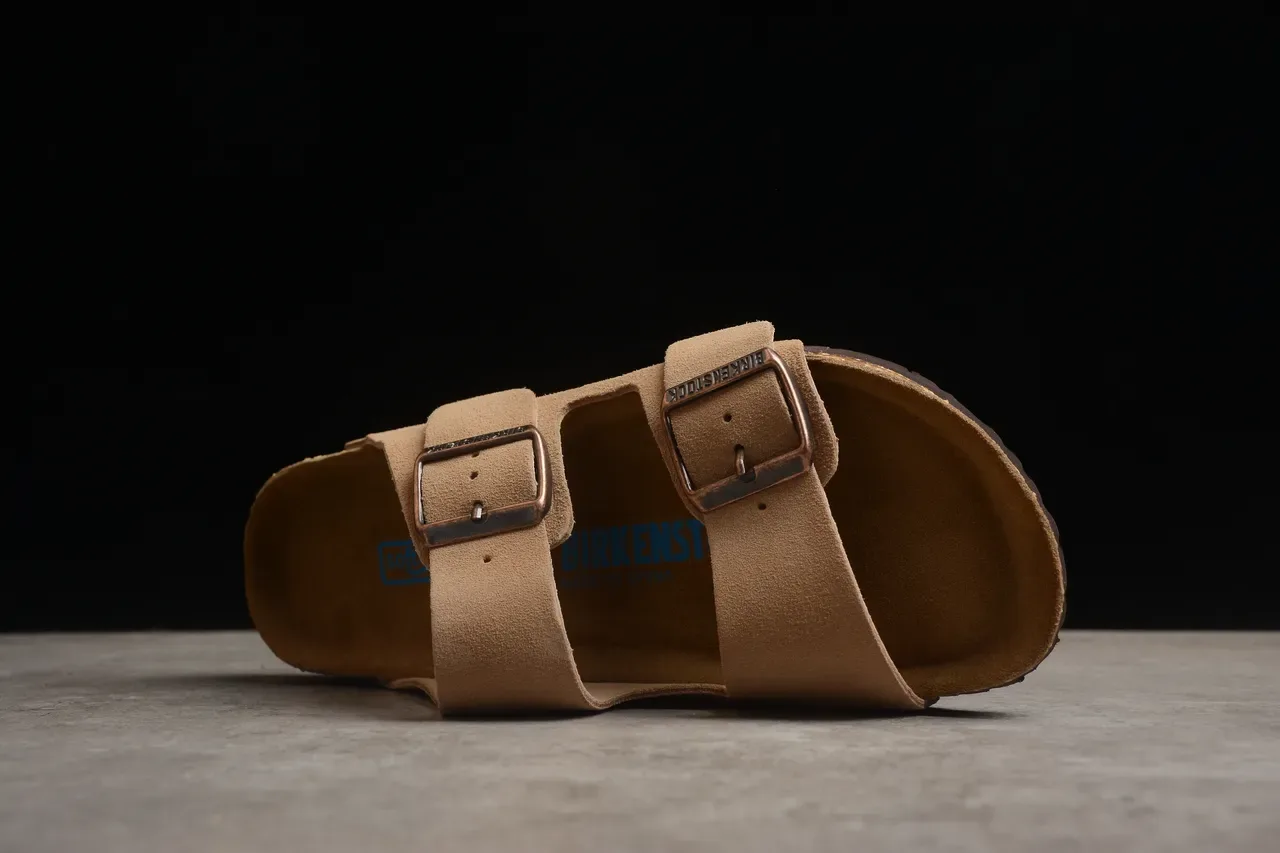 Birkenstock Arizona टैन सूड दो पट्टियों वाली कैजुअल सैंडल 11