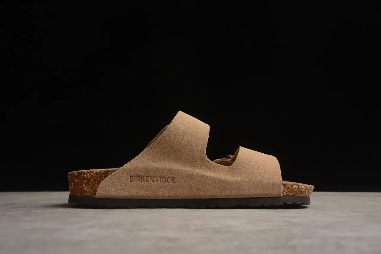 Birkenstock Arizona टैन सूड दो पट्टियों वाली कैजुअल सैंडल 12