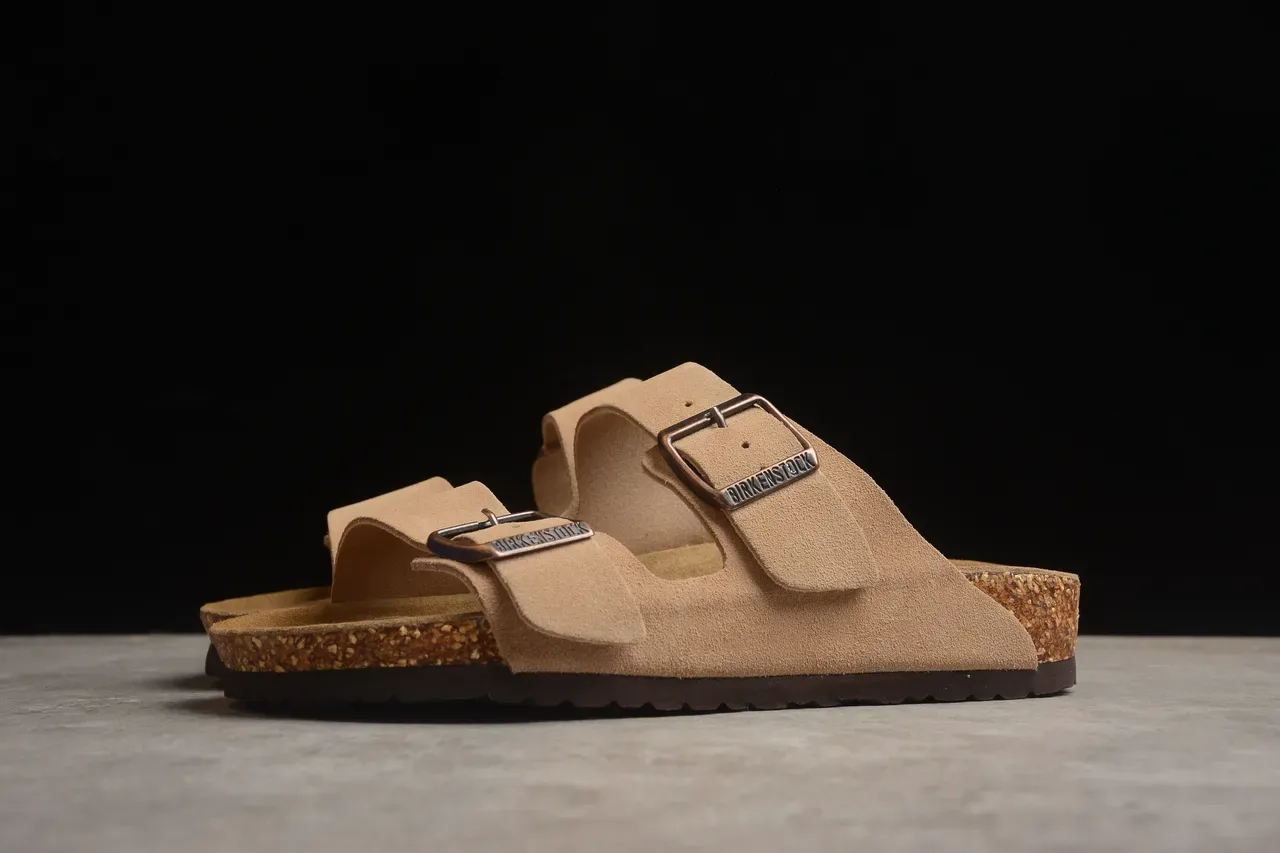 Birkenstock Arizona टैन सूड दो पट्टियों वाली कैजुअल सैंडल 13