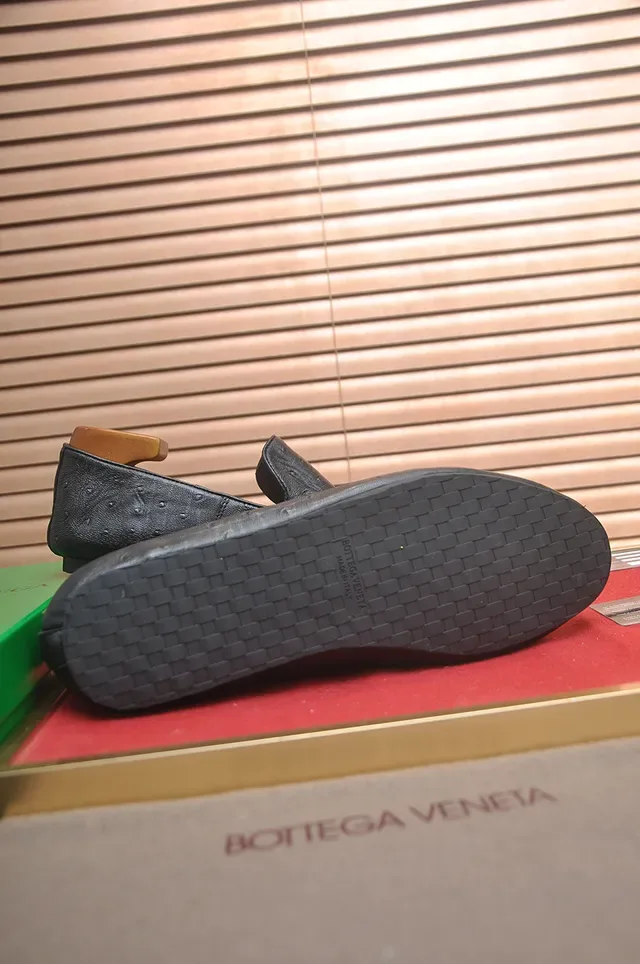 Bottega Veneta Andiamo أسود بني جلد نعامي متنوع بناء slip-on لوفر 3