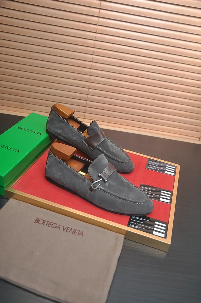 Bottega Veneta Andiamo ধূসর সুয়েড লোফার 3