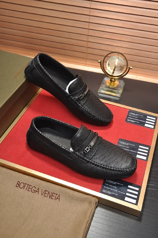 Bottega Veneta Andiamo mocassins de couro texturizado com fivela 4