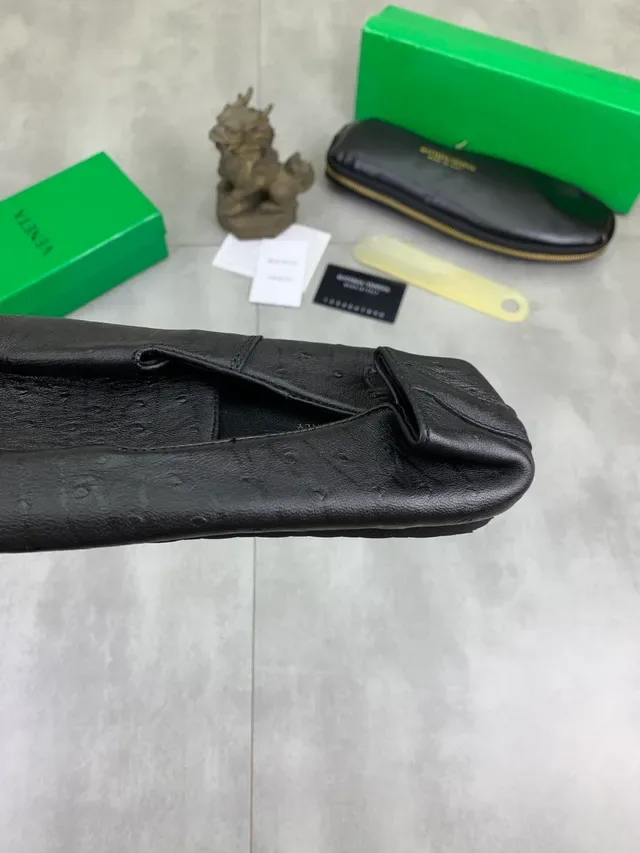 Bottega Veneta Mocasín Negro Dorado Cuero de Avestruz Embossado Slip-On 3