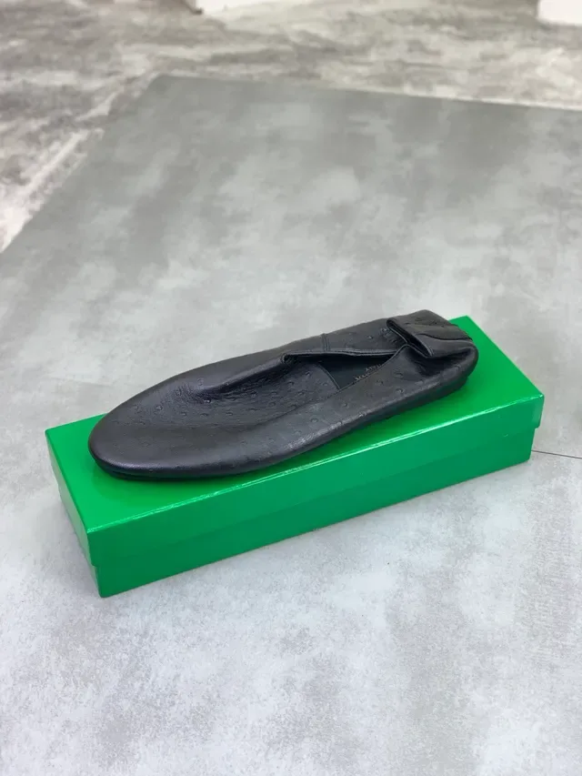Bottega Veneta Mocasín Negro Dorado Cuero de Avestruz Embossado Slip-On 4